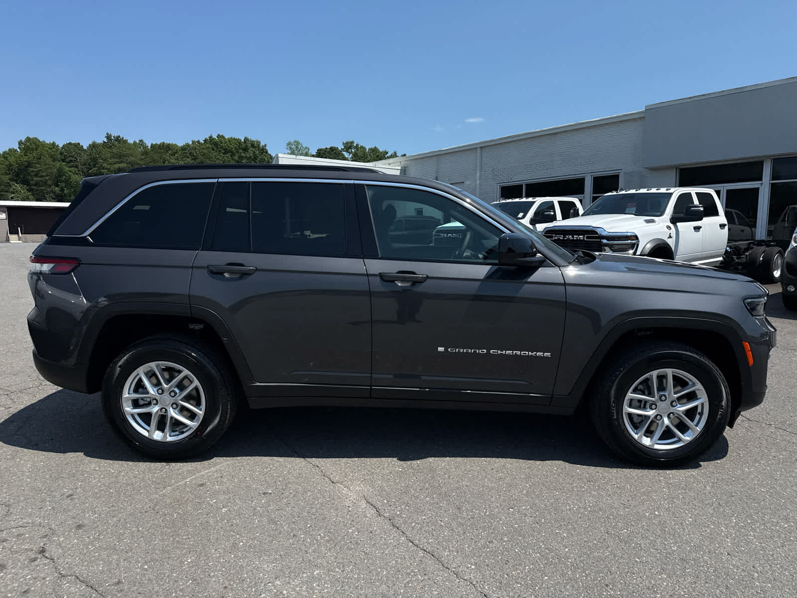 2026 Jeep Grand Cherokee GRAND CHEROKEE LAREDO X 4X4