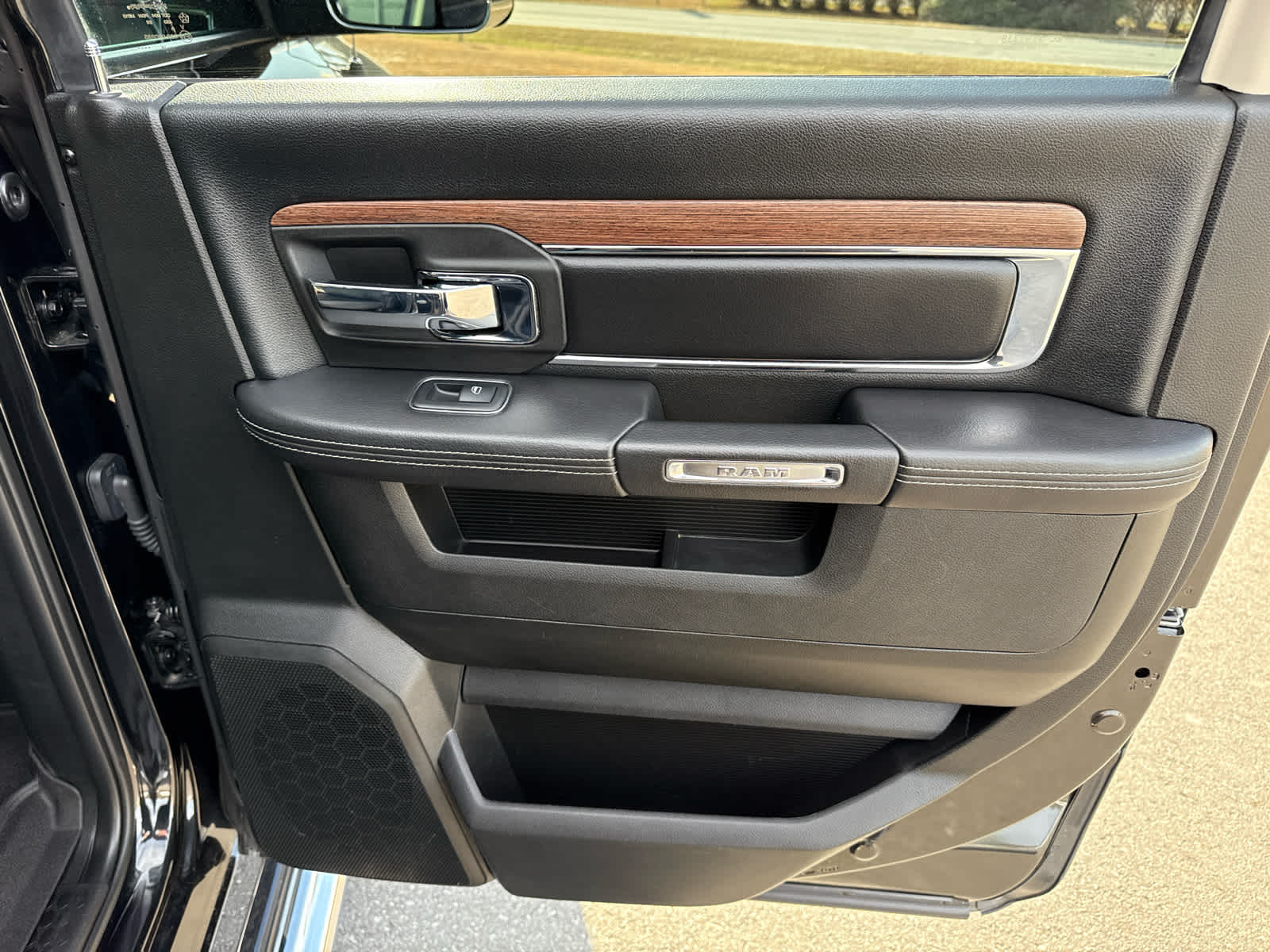 2018 RAM 1500 Laramie Crew Cab 4x4 6'4' Box