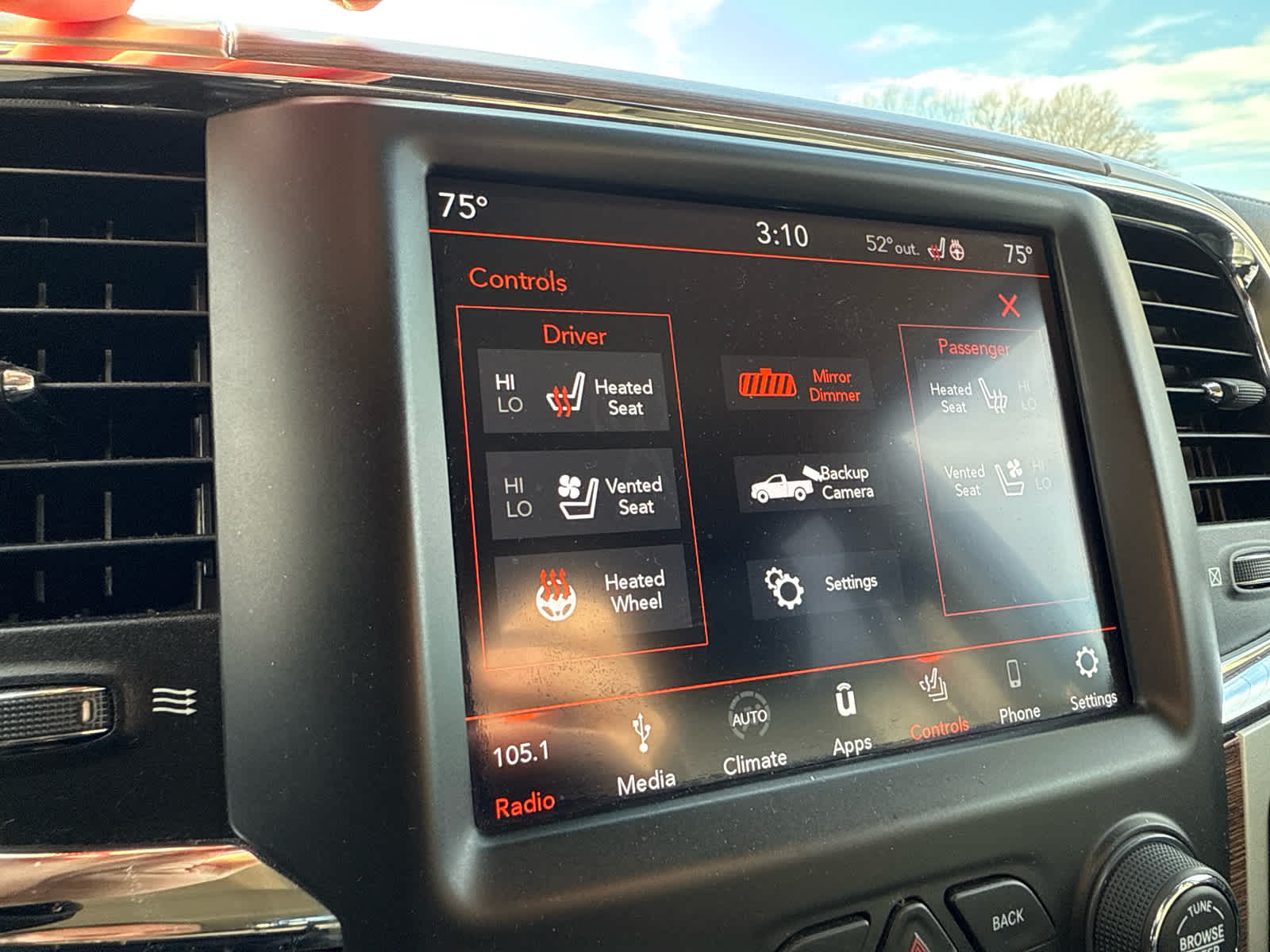 2018 RAM 1500 Laramie Crew Cab 4x4 6'4' Box