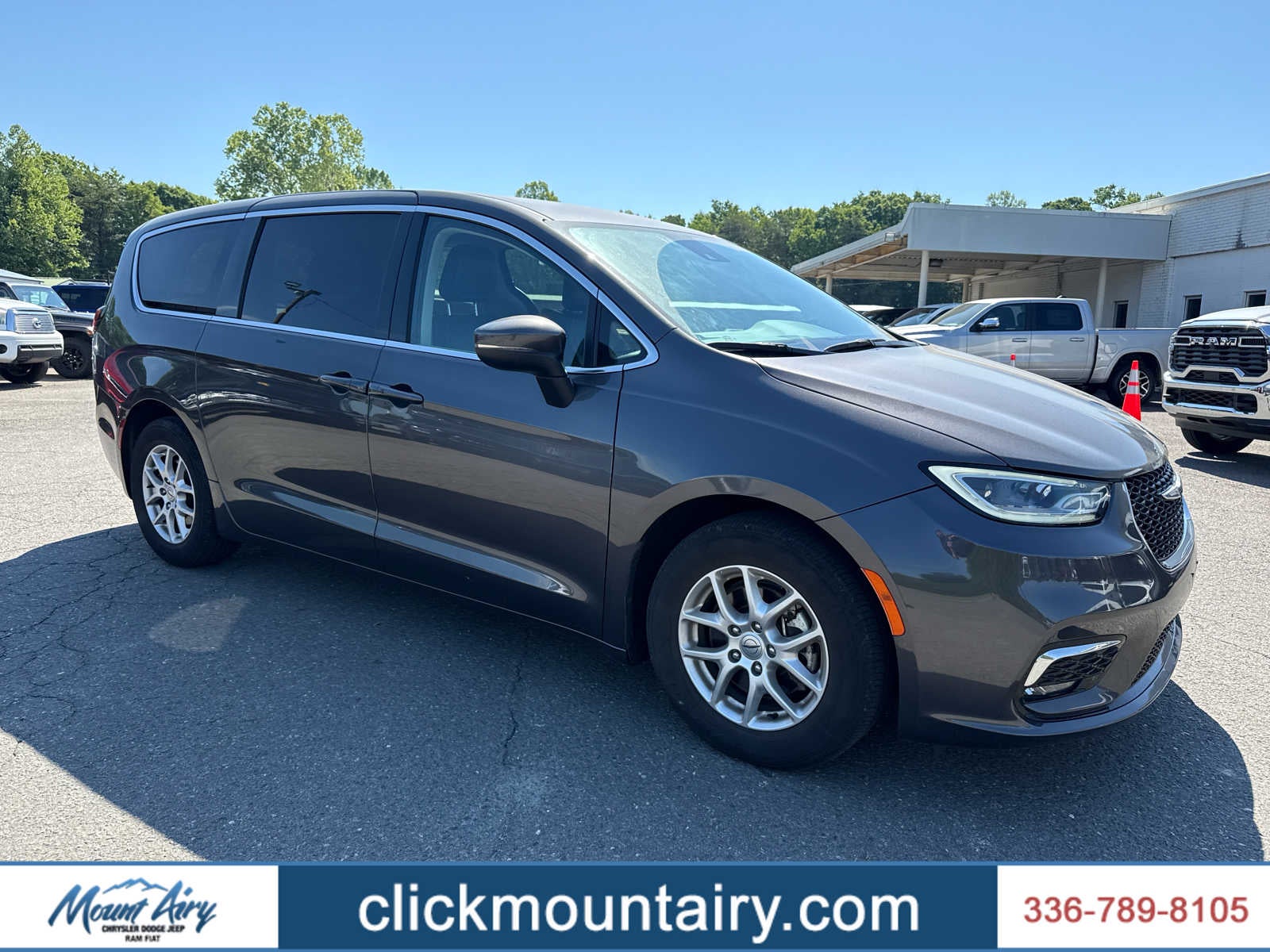 2023 Chrysler Pacifica Touring L's photo
