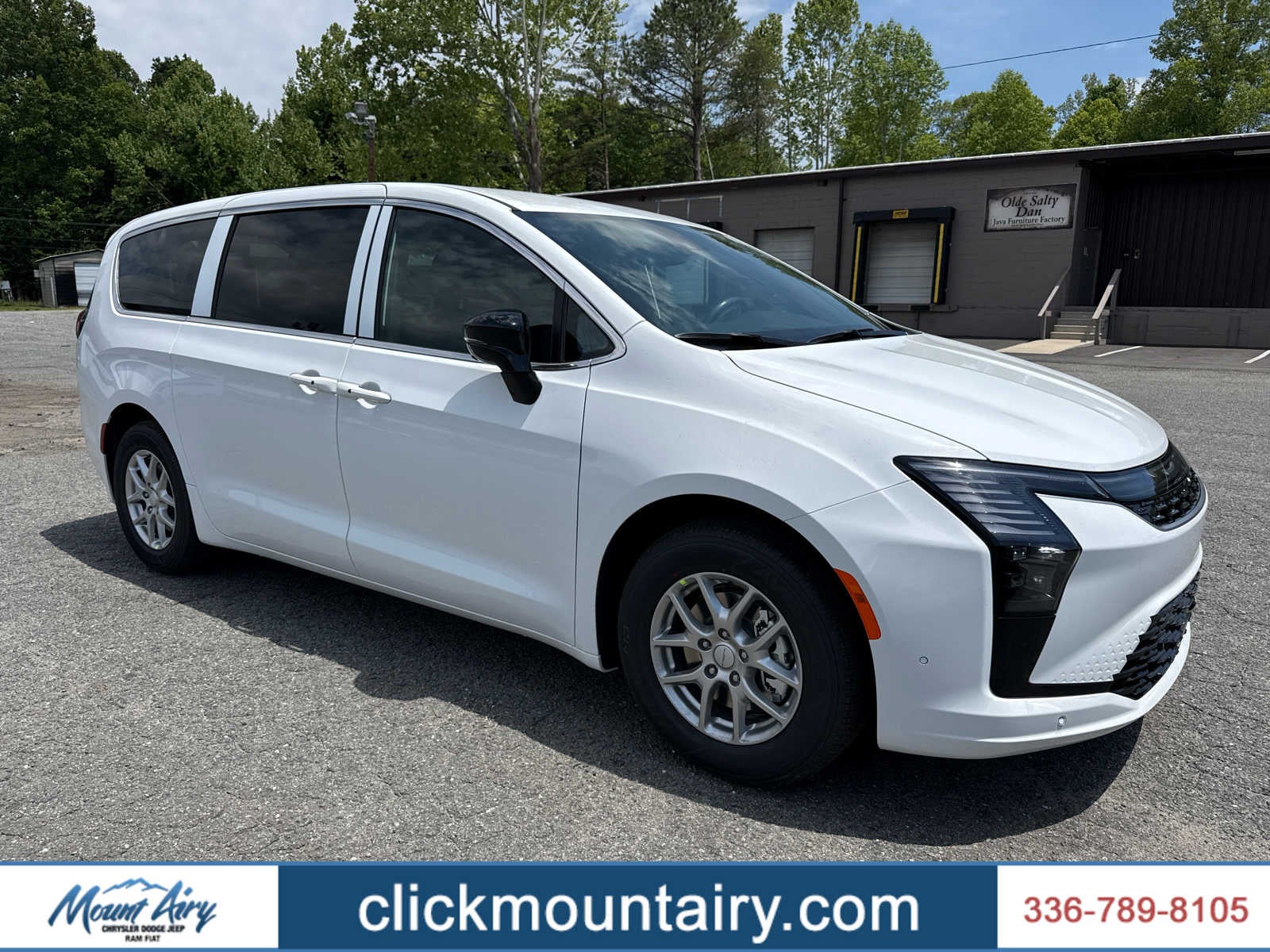 2027 Chrysler Pacifica Select's photo