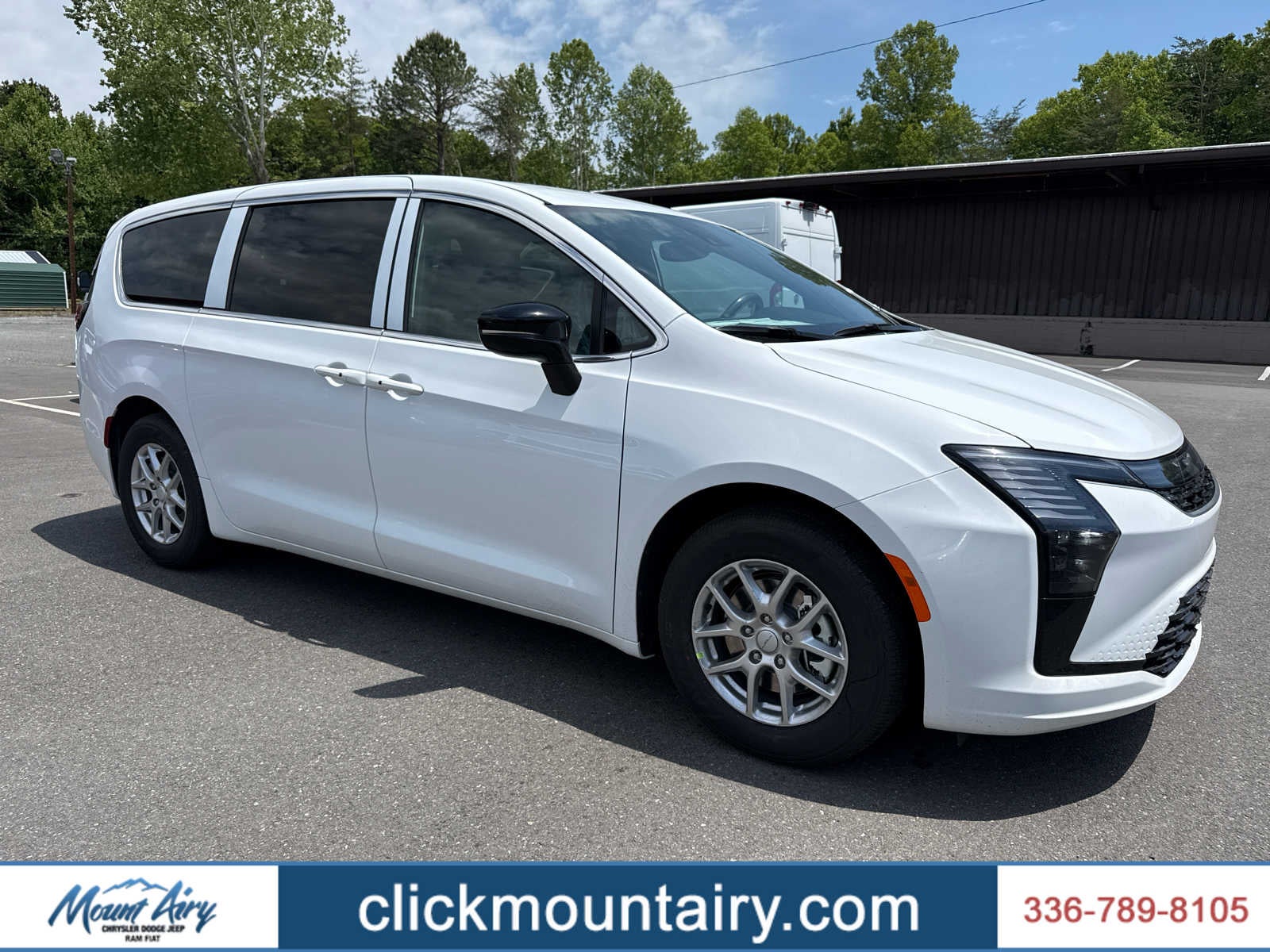 2027 Chrysler Pacifica Select's photo