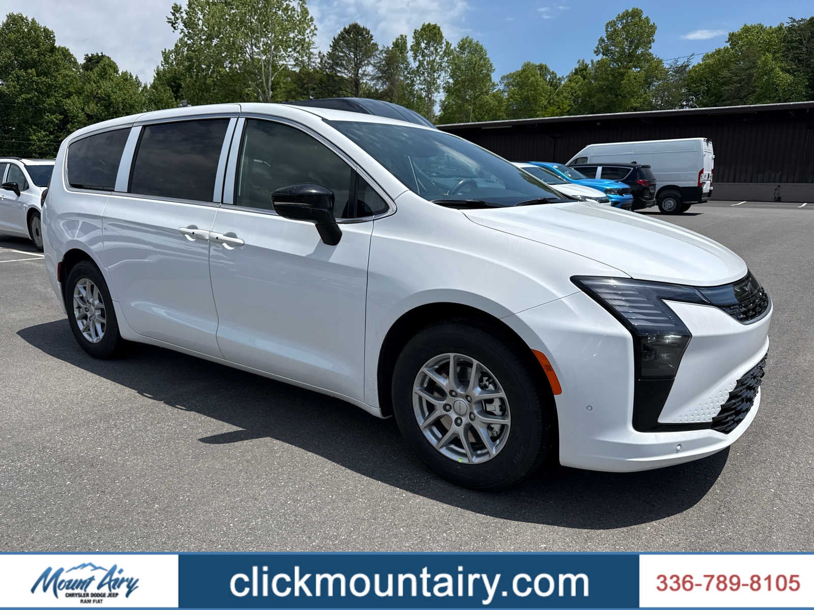 2027 Chrysler Pacifica Select's photo