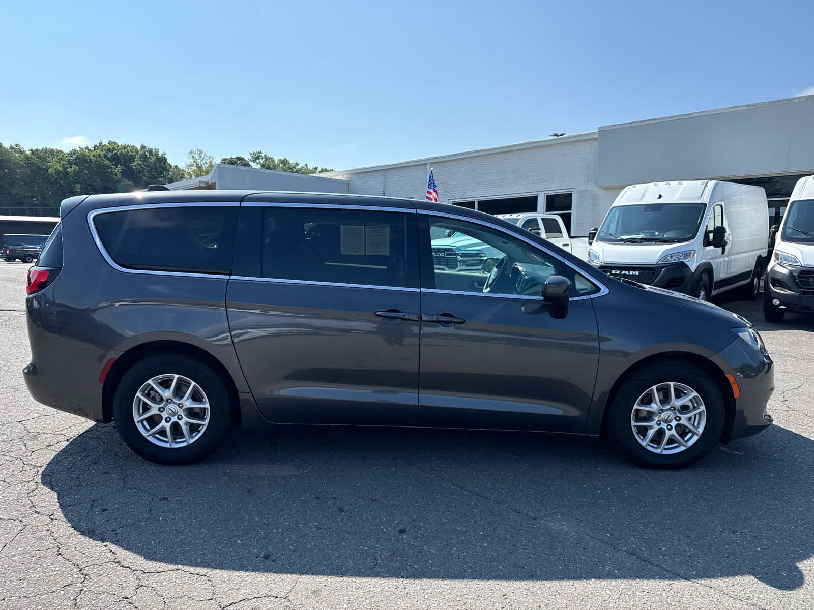 2023 Chrysler Voyager LX