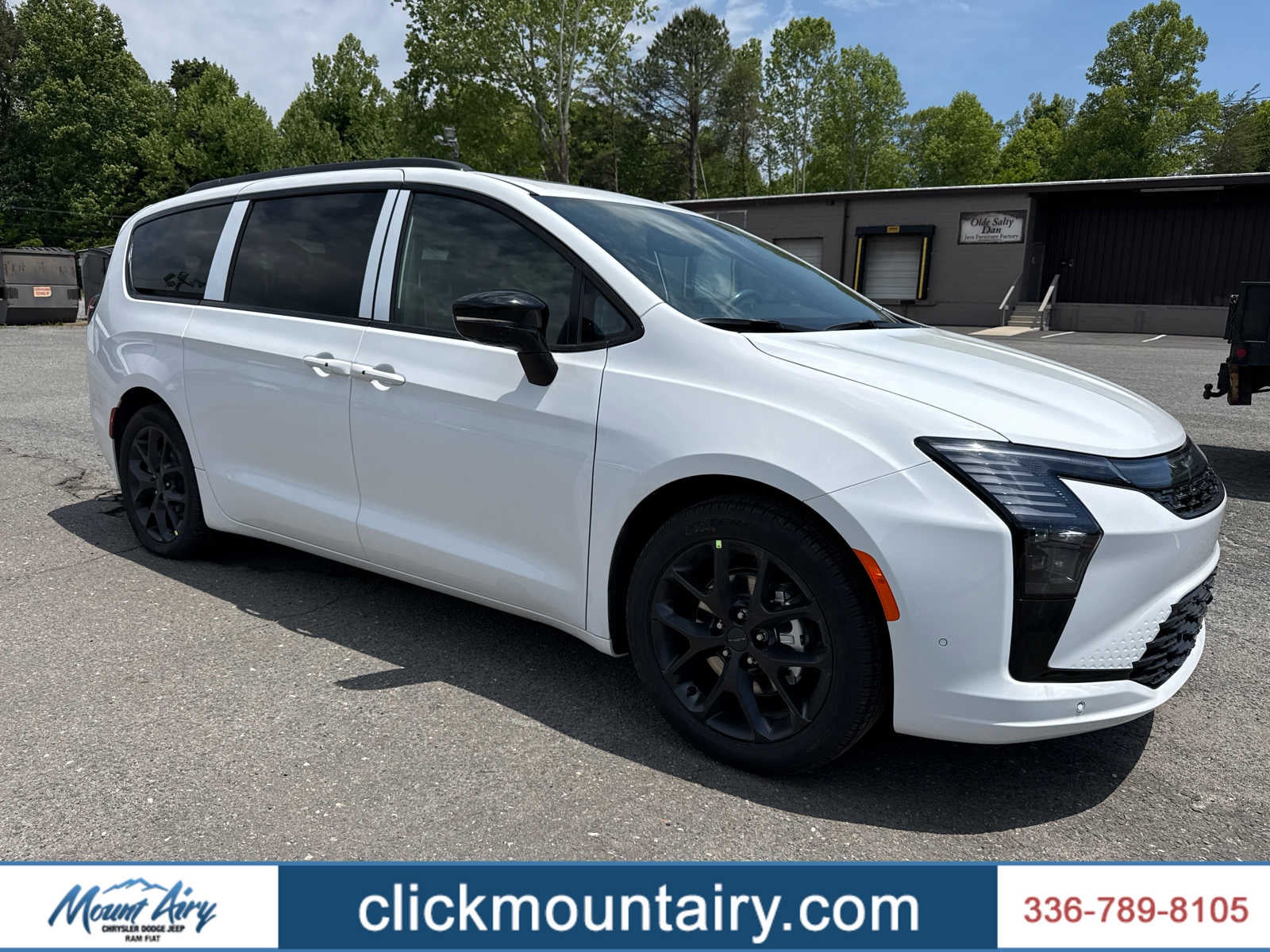 2027 Chrysler Pacifica Limited's photo