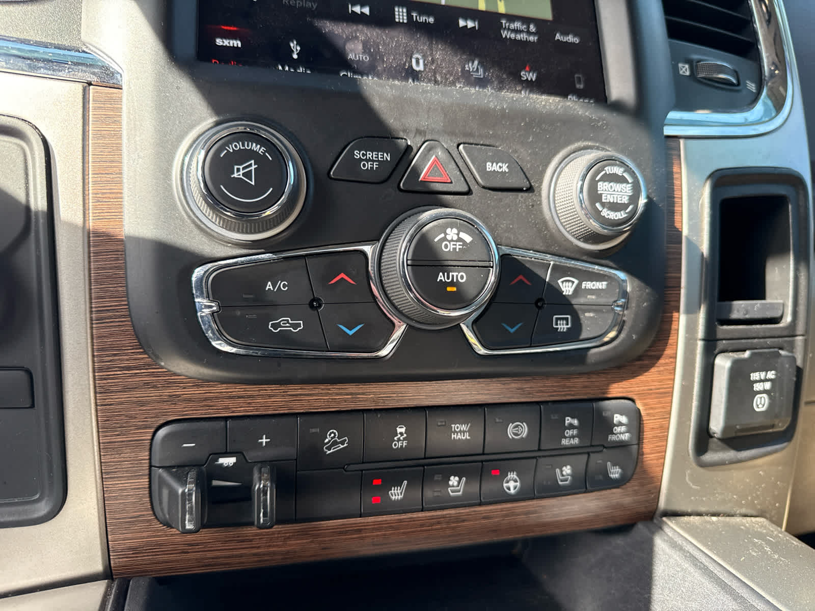 2018 RAM 2500 Laramie Crew Cab 4x4 6'4' Box