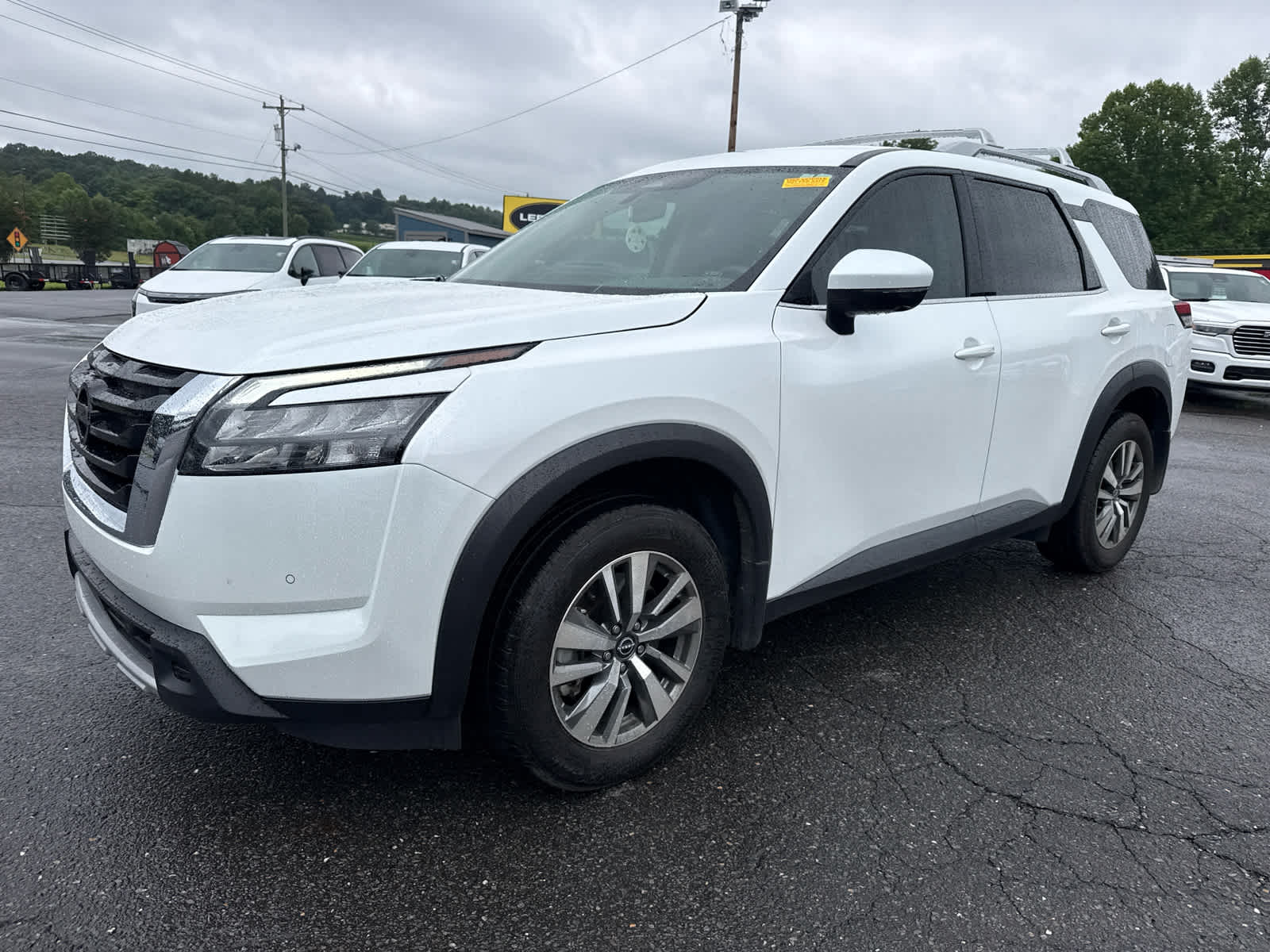 2025 Nissan Pathfinder SL FWD