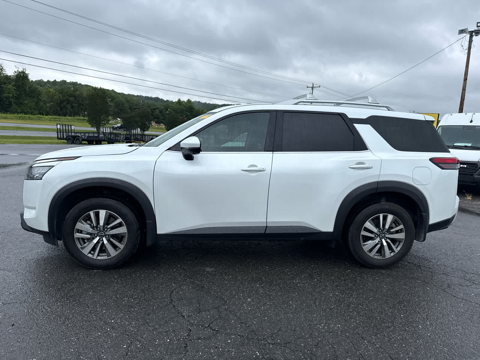 2025 Nissan Pathfinder SL FWD