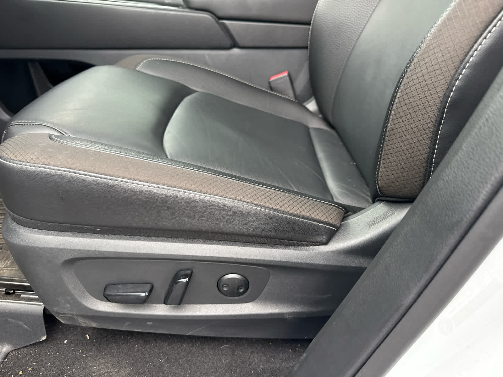2025 Nissan Pathfinder SL FWD