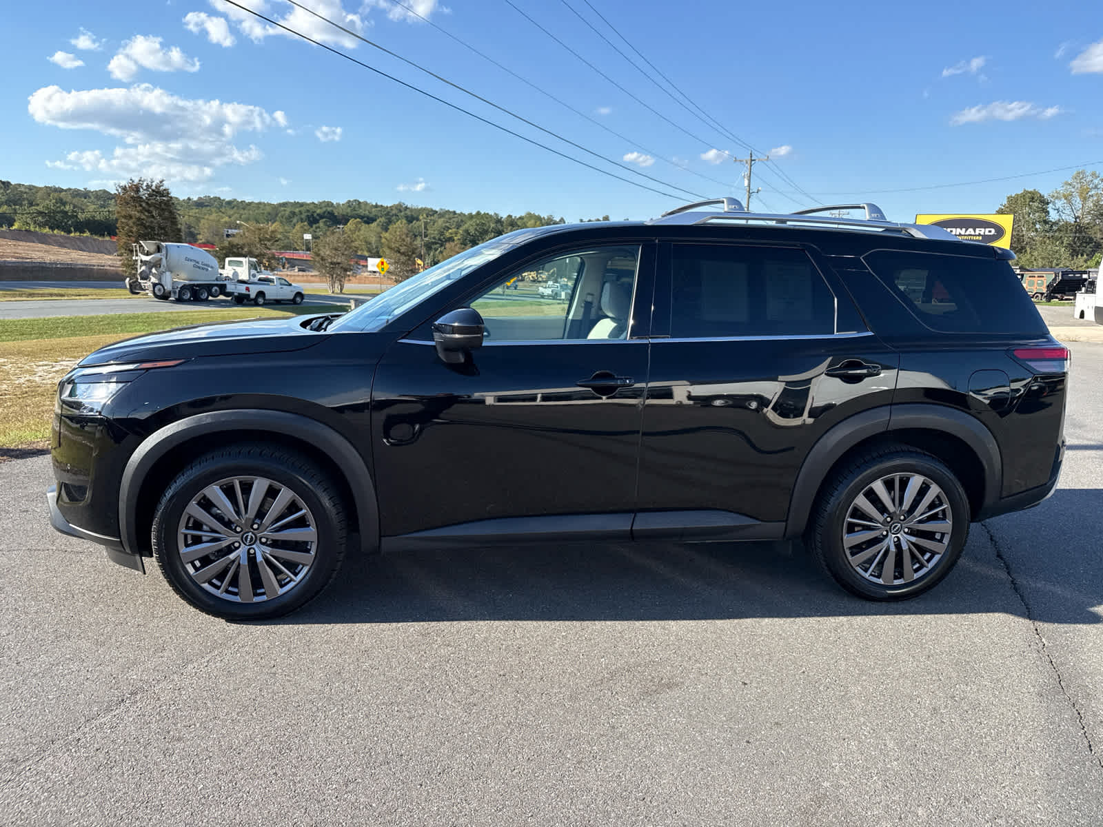 2023 Nissan Pathfinder SL 4WD