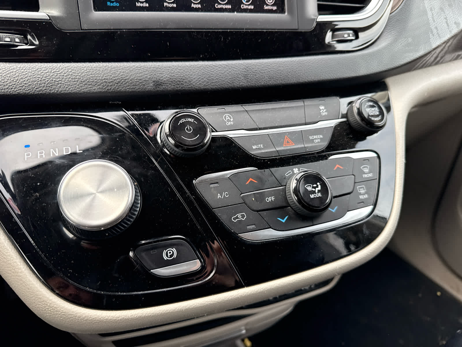 2021 Chrysler Voyager LXI