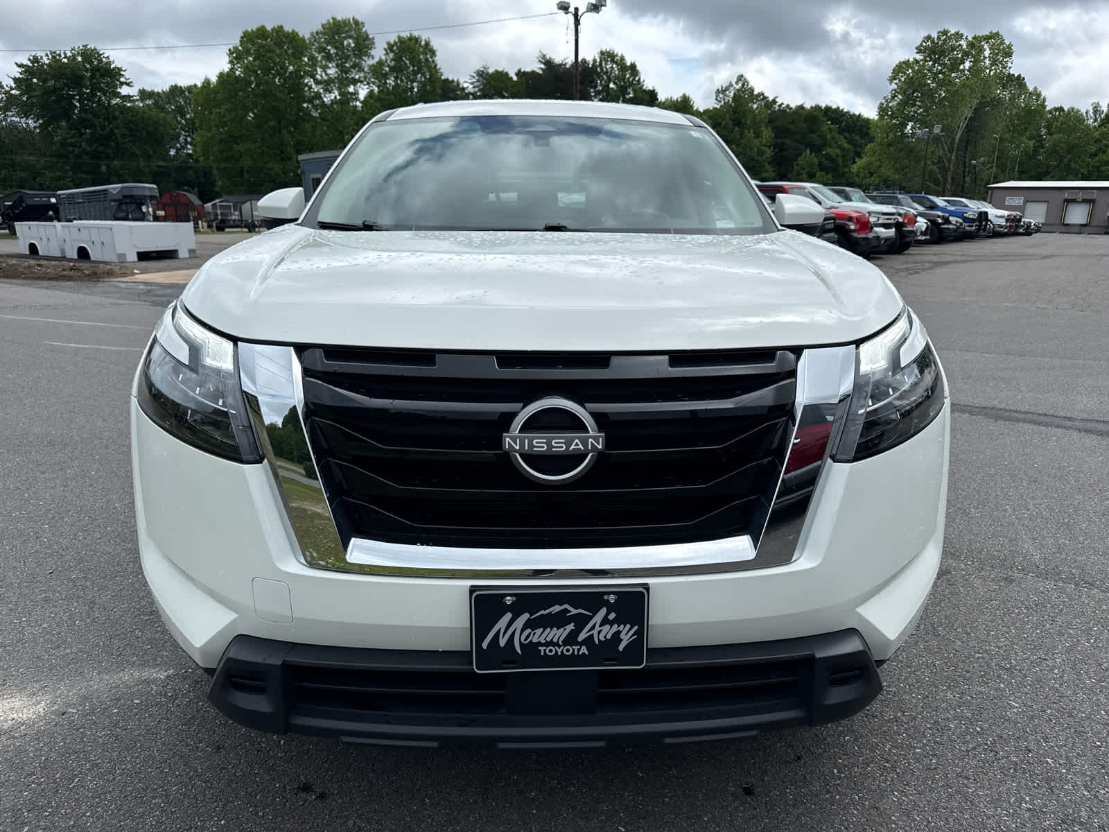 2025 Nissan Pathfinder SV
