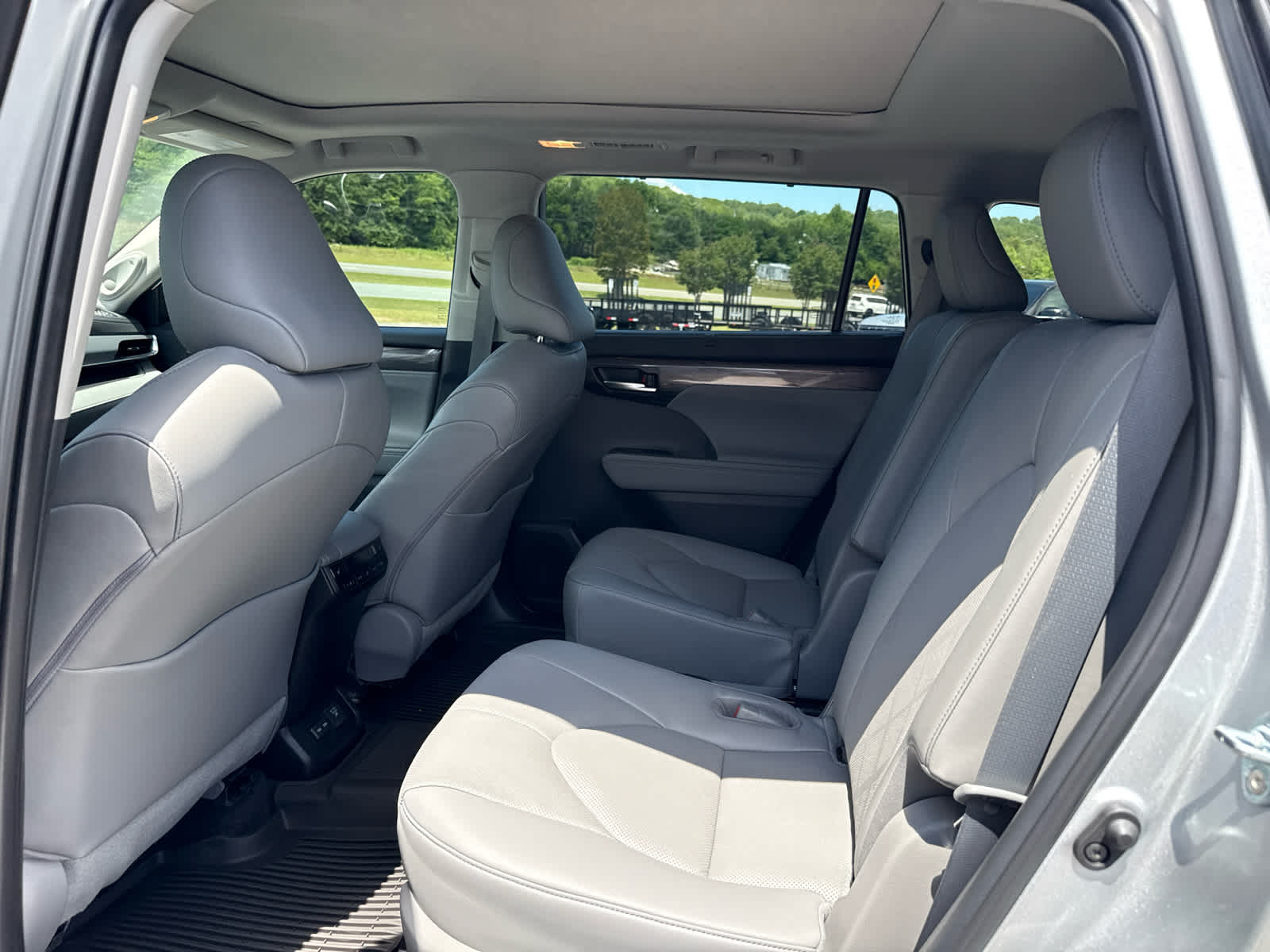 2023 Toyota Highlander Hybrid Platinum