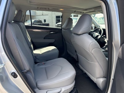 2023 Toyota Highlander Hybrid Platinum