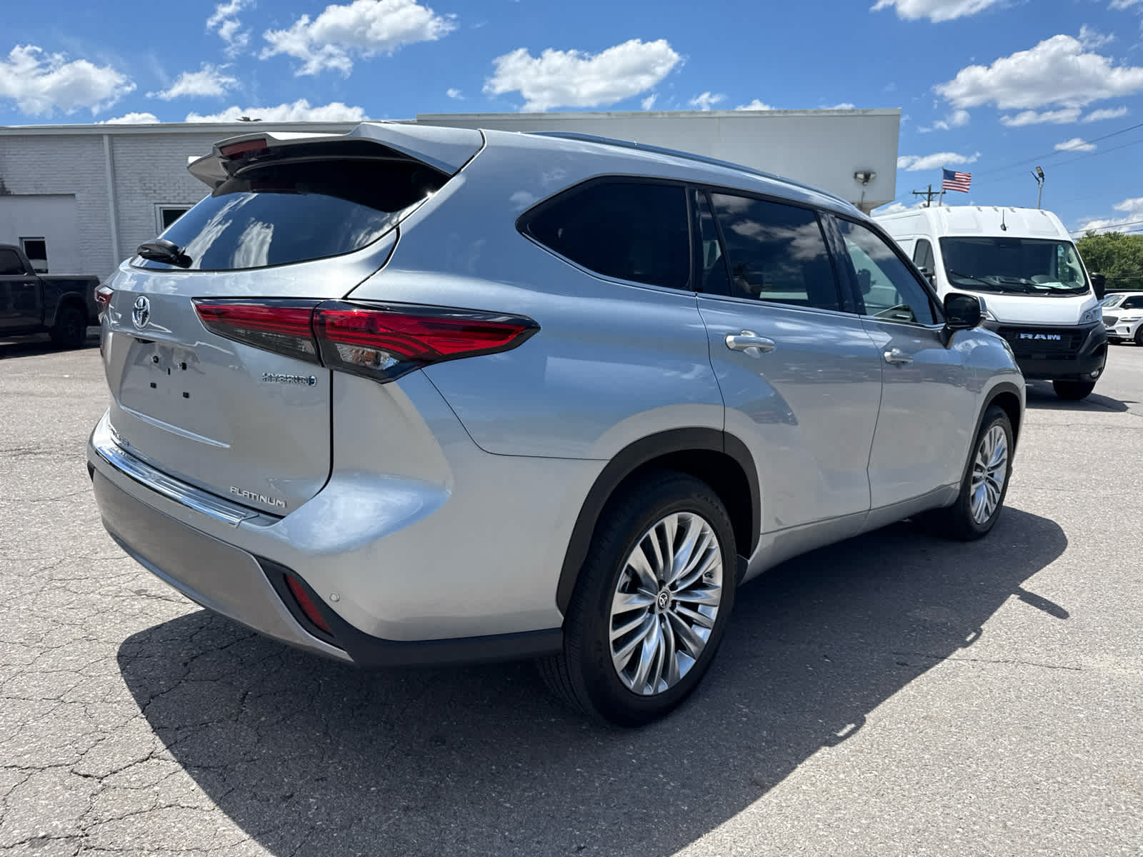 2023 Toyota Highlander Hybrid Platinum