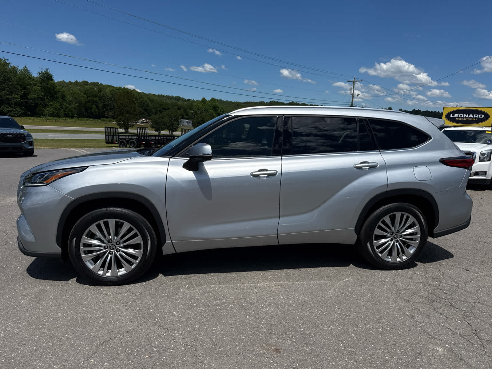 2023 Toyota Highlander Hybrid Platinum