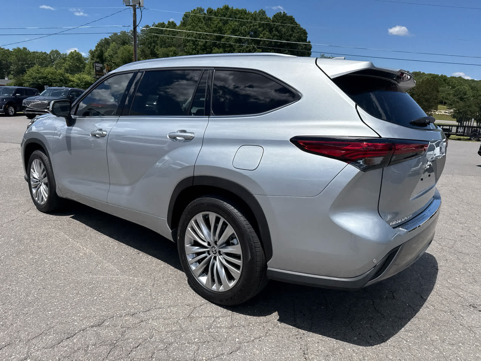 2023 Toyota Highlander Hybrid Platinum