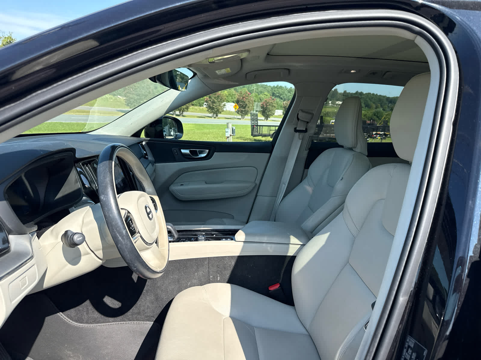 2024 Volvo XC60 Core Dark Theme