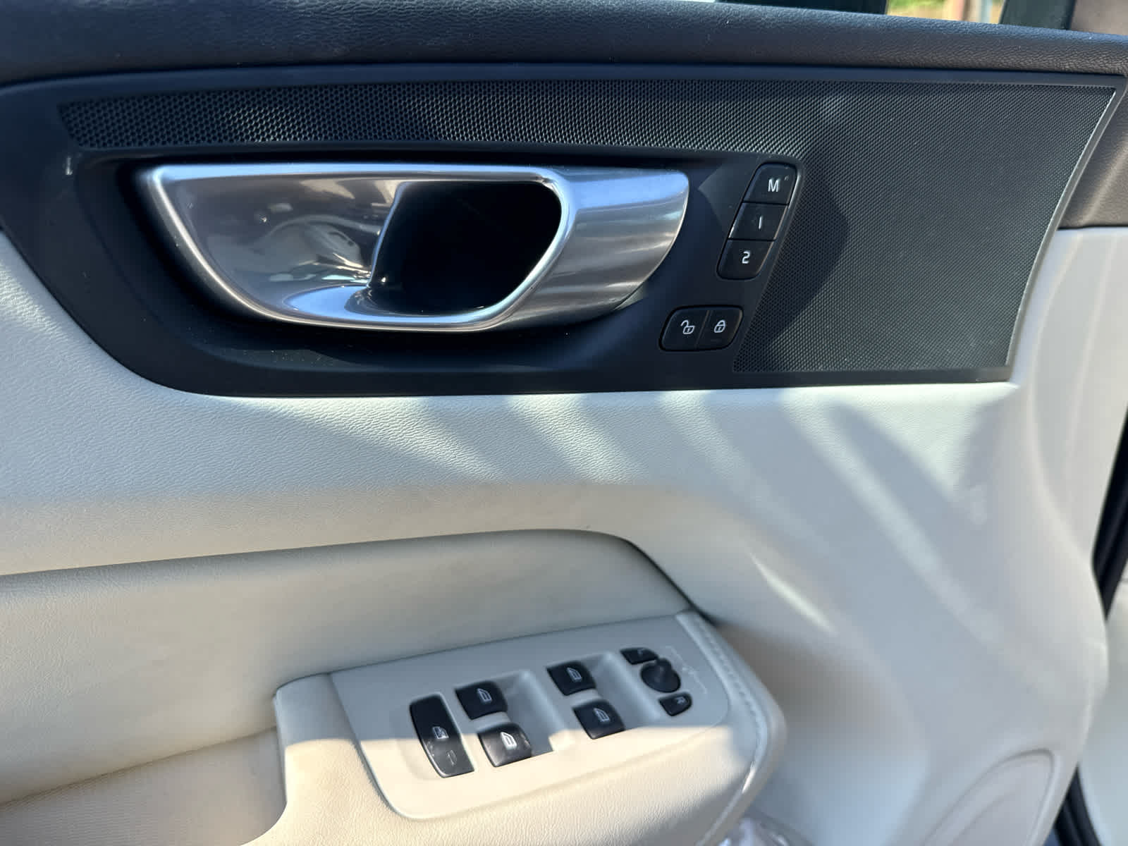 2024 Volvo XC60 Core Dark Theme