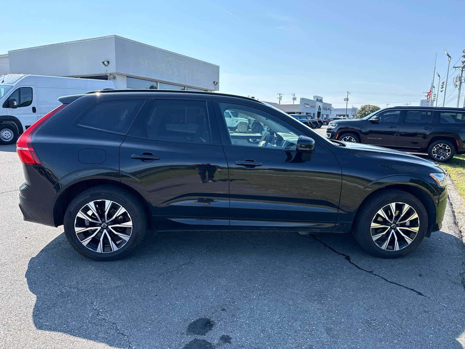 2024 Volvo XC60 Core Dark Theme