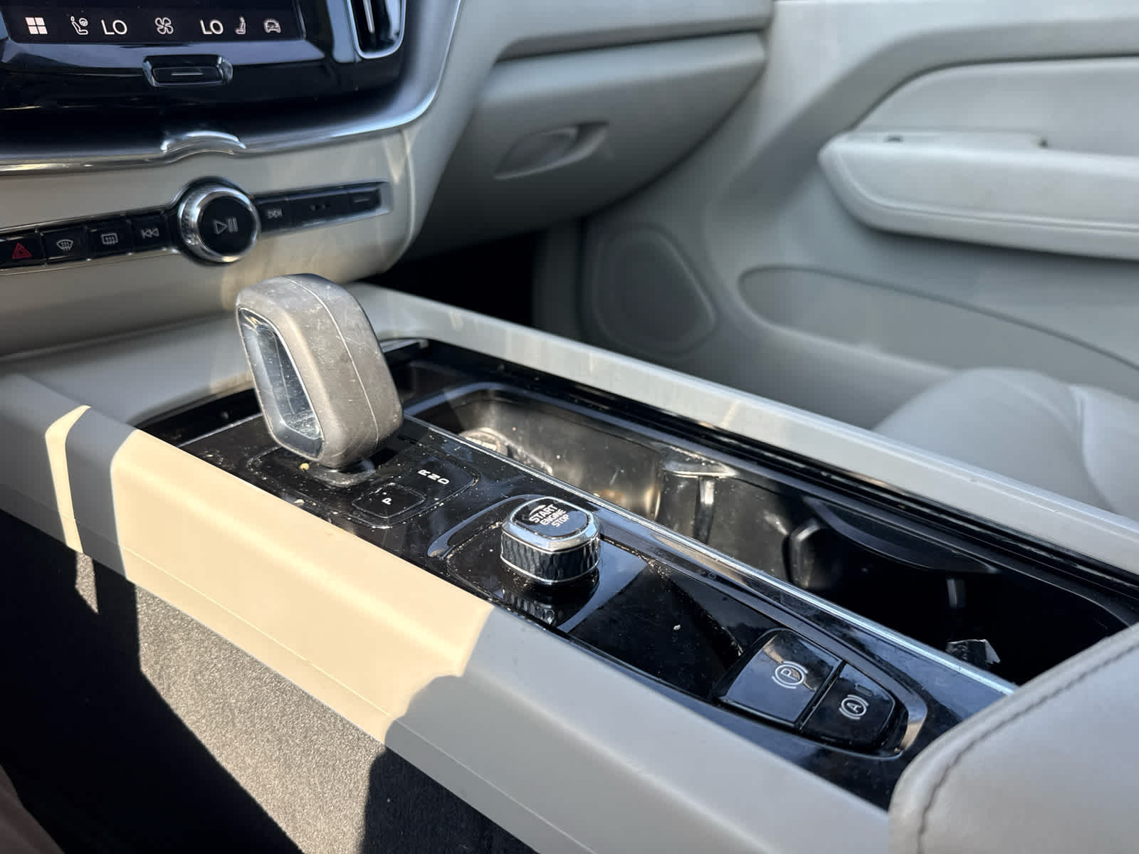 2024 Volvo XC60 Core Dark Theme