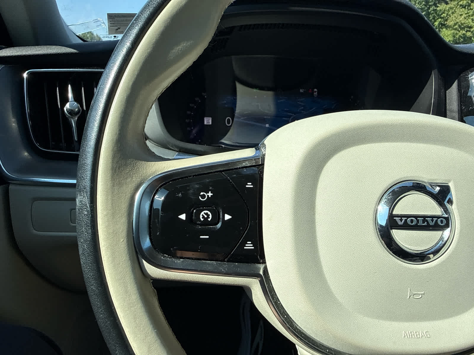 2024 Volvo XC60 Core Dark Theme